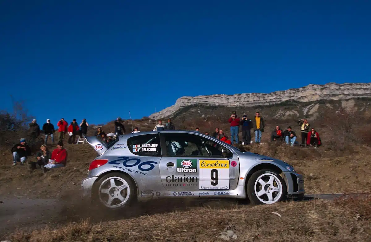 You are currently viewing Peugeot 206 WRC : La naissance d’une Championne !