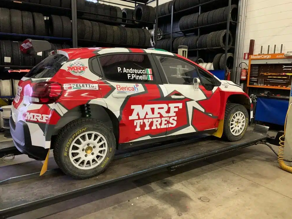 Lire la suite à propos de l’article Paolo Andreucci sur la terre avec MRF Tyres !