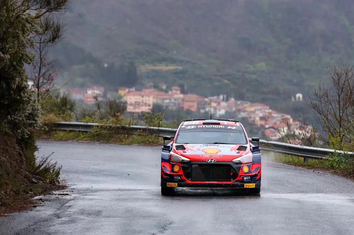 Lire la suite à propos de l’article San Rémo WRC : Tanak vole le départ, Neuville leader !