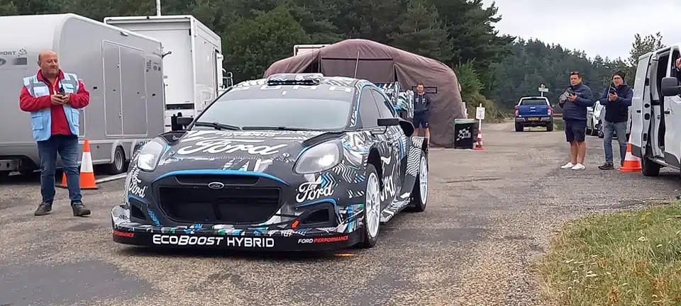 Lire la suite à propos de l’article La Ford Puma WRC Rally1 Hybrid se teste sur l&rsquo;asphalte Française…WRC