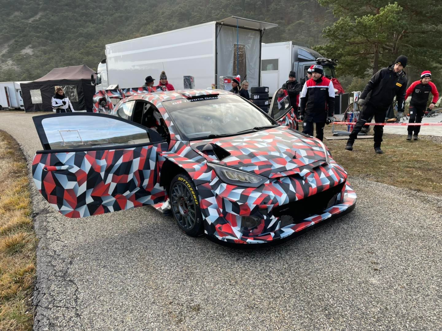 Lire la suite à propos de l’article Kalle Rovanperä test la nouvelle Toyota Yaris Rally1 en France…