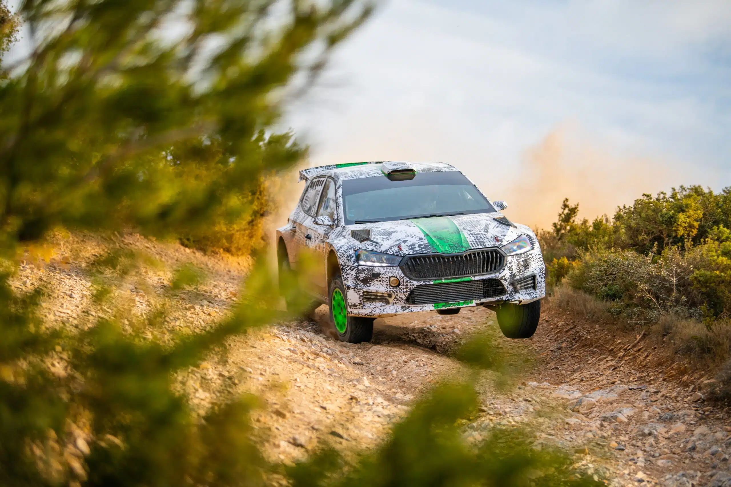 Lire la suite à propos de l’article La nouvelle génération de ŠKODA FABIA Rally2 porte la sécurité de l’équipage à un niveau supérieur.