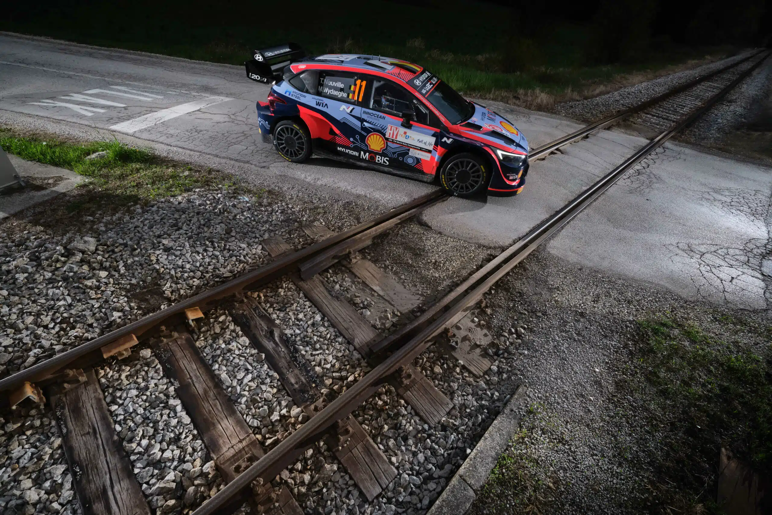 You are currently viewing Thierry Neuville : « Nous avons vu en Suède sur le gravier dans la neige que la voiture était rapide et nous espérons que nous serons forts sur cette surface. »