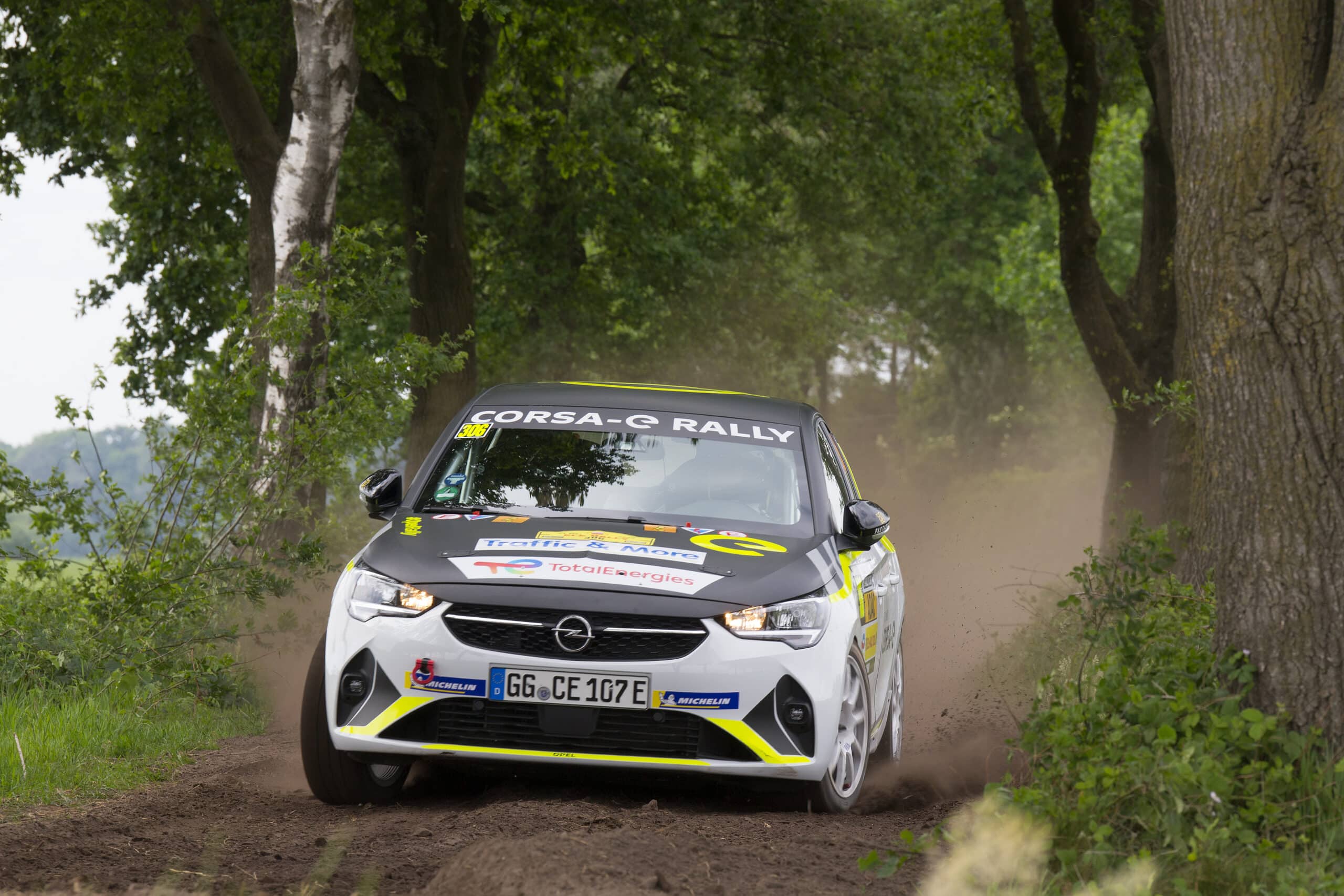 Lire la suite à propos de l’article Victoire néerlandaise à domicile en ADAC Opel e-Rally Cup !