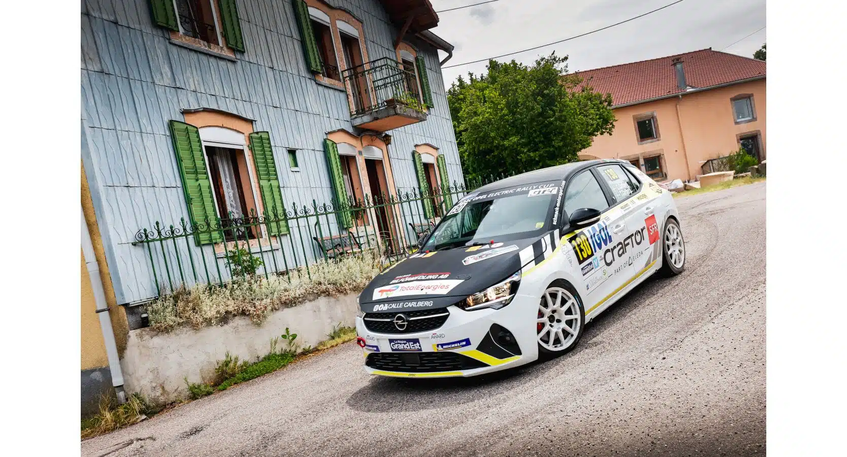 Lire la suite à propos de l’article Calle Carlberg célèbre sa première victoire en ADAC Opel Electric Rally Cup