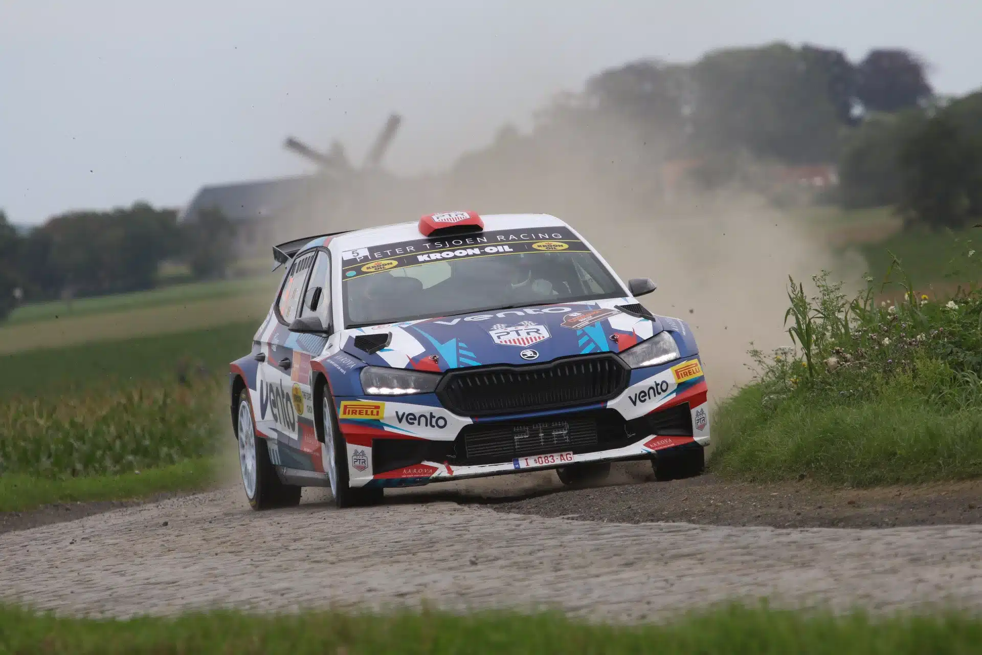 Lire la suite à propos de l’article Freddy Loix remporte pour la deuxième fois de rang le Aarova Rally