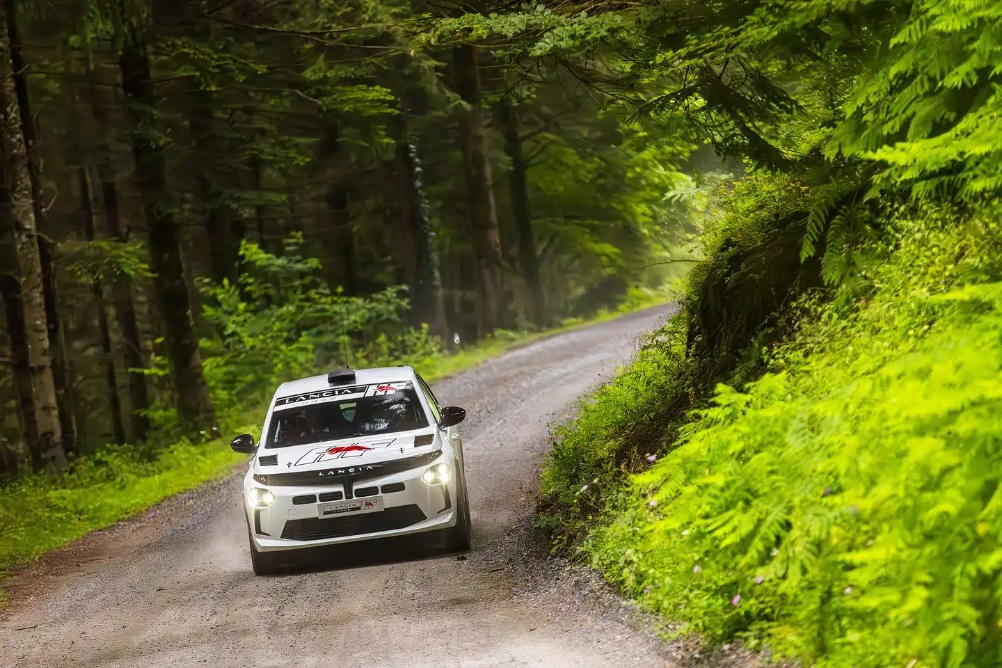 Lire la suite à propos de l’article La Lancia Ypsilon Rally 4 HF a roulé sur terre !