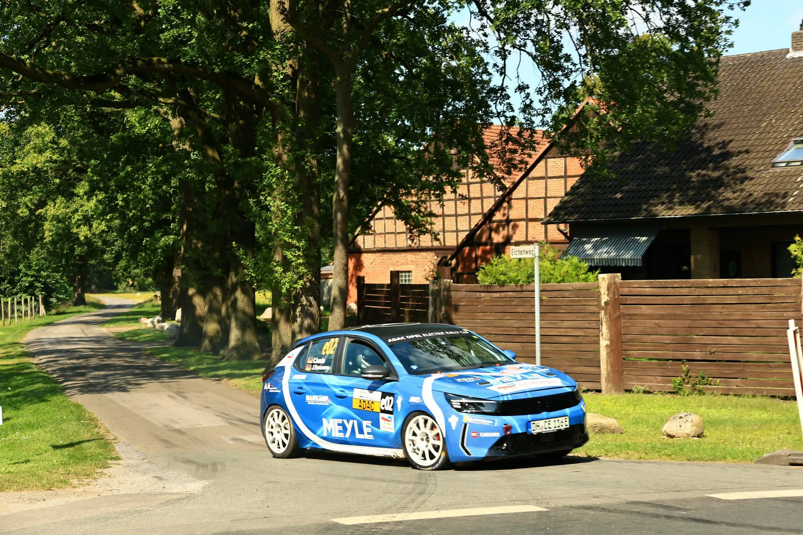 Lire la suite à propos de l’article Les voitures de rallye électriques Opel Corsa démarrent au pied du Mont-Blanc