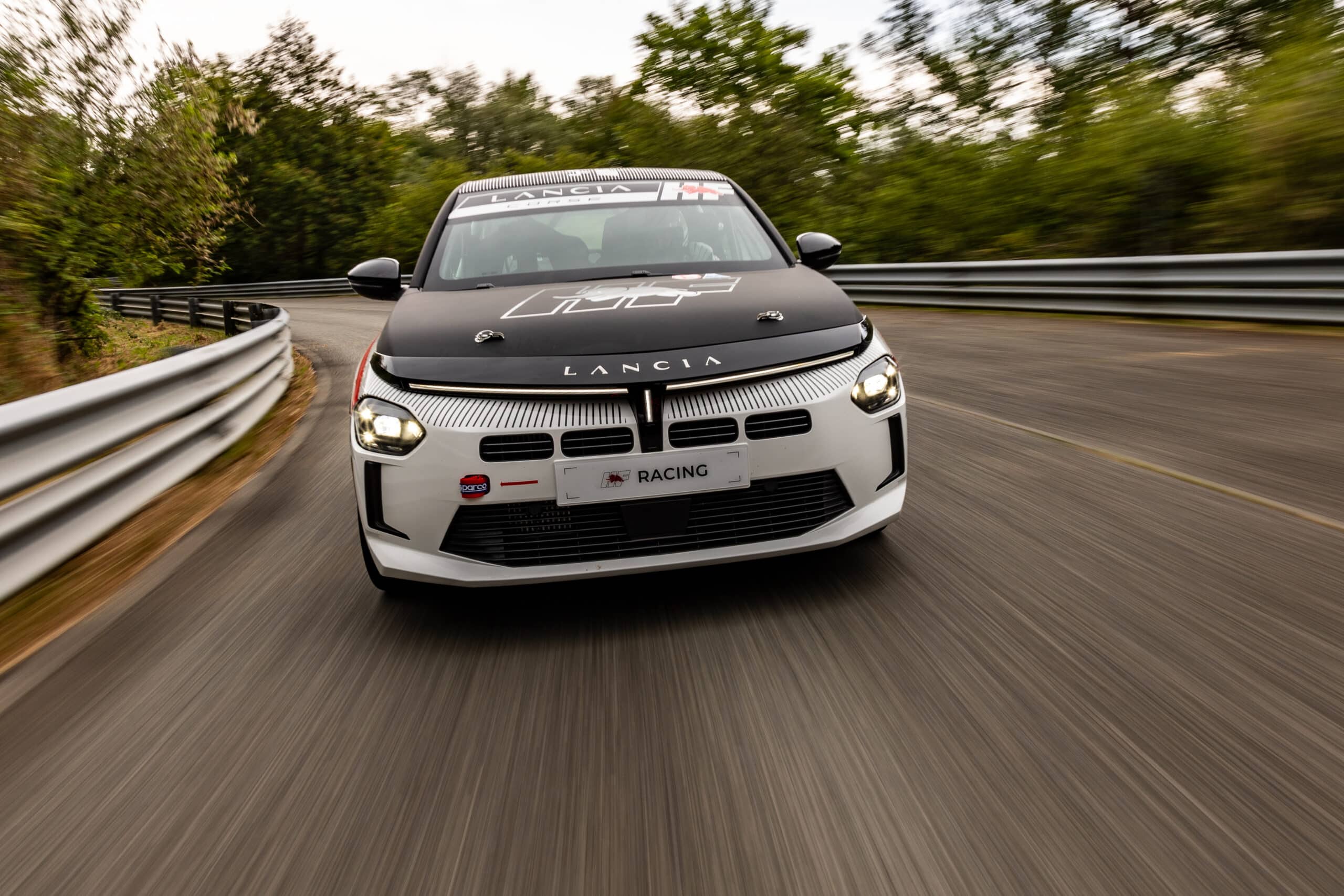 Lire la suite à propos de l’article Lancia sort la Lancia HF Racing…