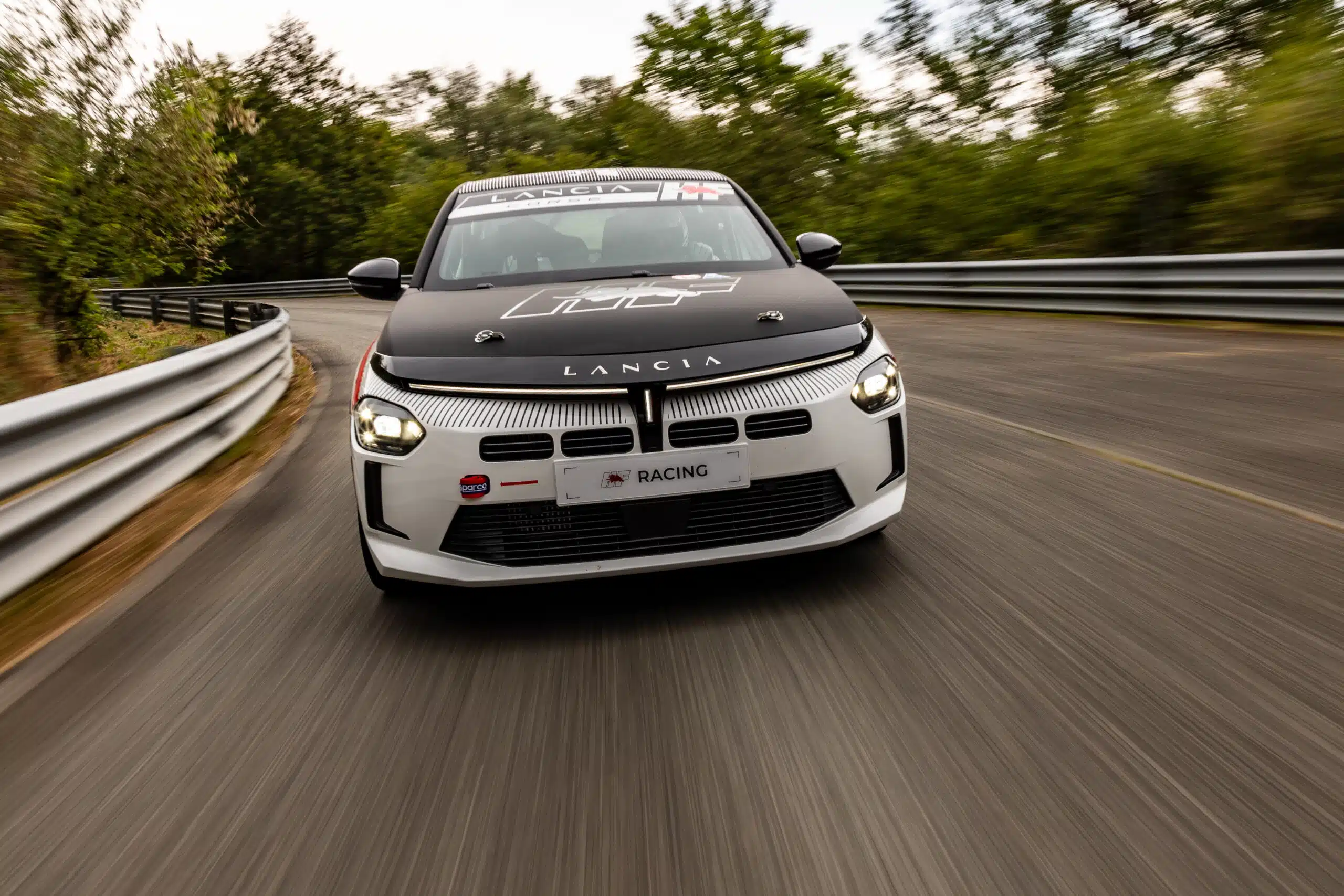 Lire la suite à propos de l’article Lancia sort la Lancia HF Racing…