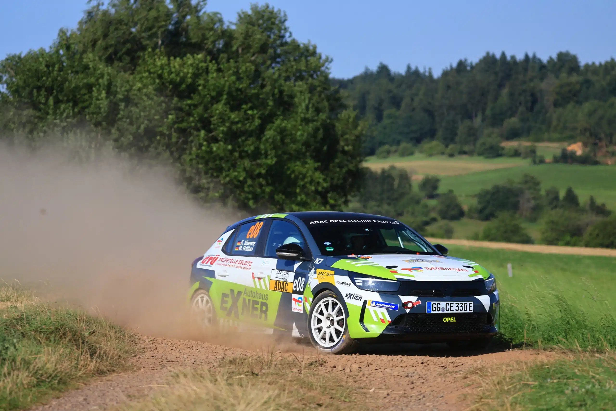Lire la suite à propos de l’article La course au titre s’intensifie dans l’ADAC Opel Electric Rally Cup « powered by GSE » 2025
