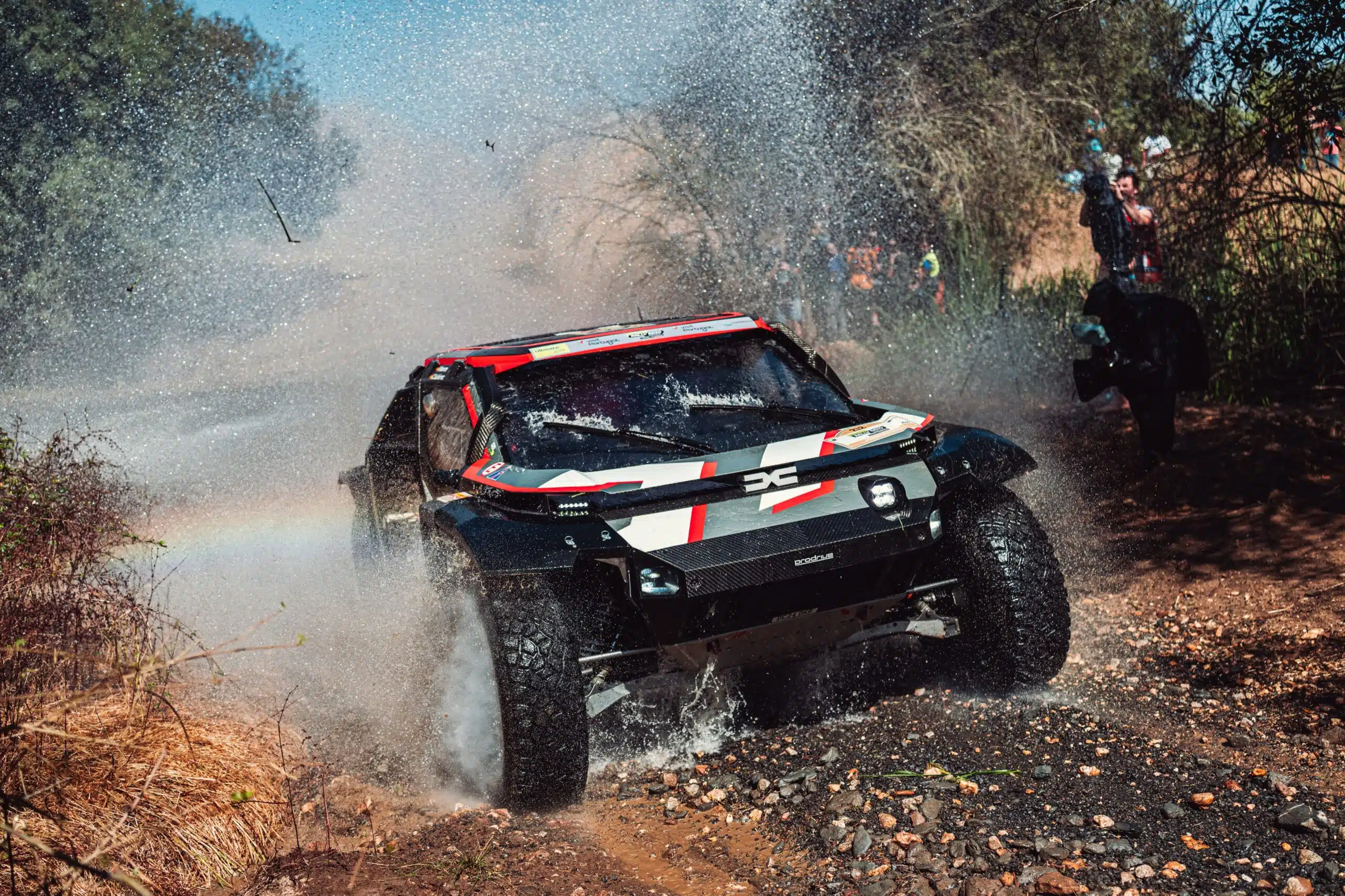 Lire la suite à propos de l’article Loeb et Boulanger terminent troisièmes avec les Dacia Sandriders au Portugal