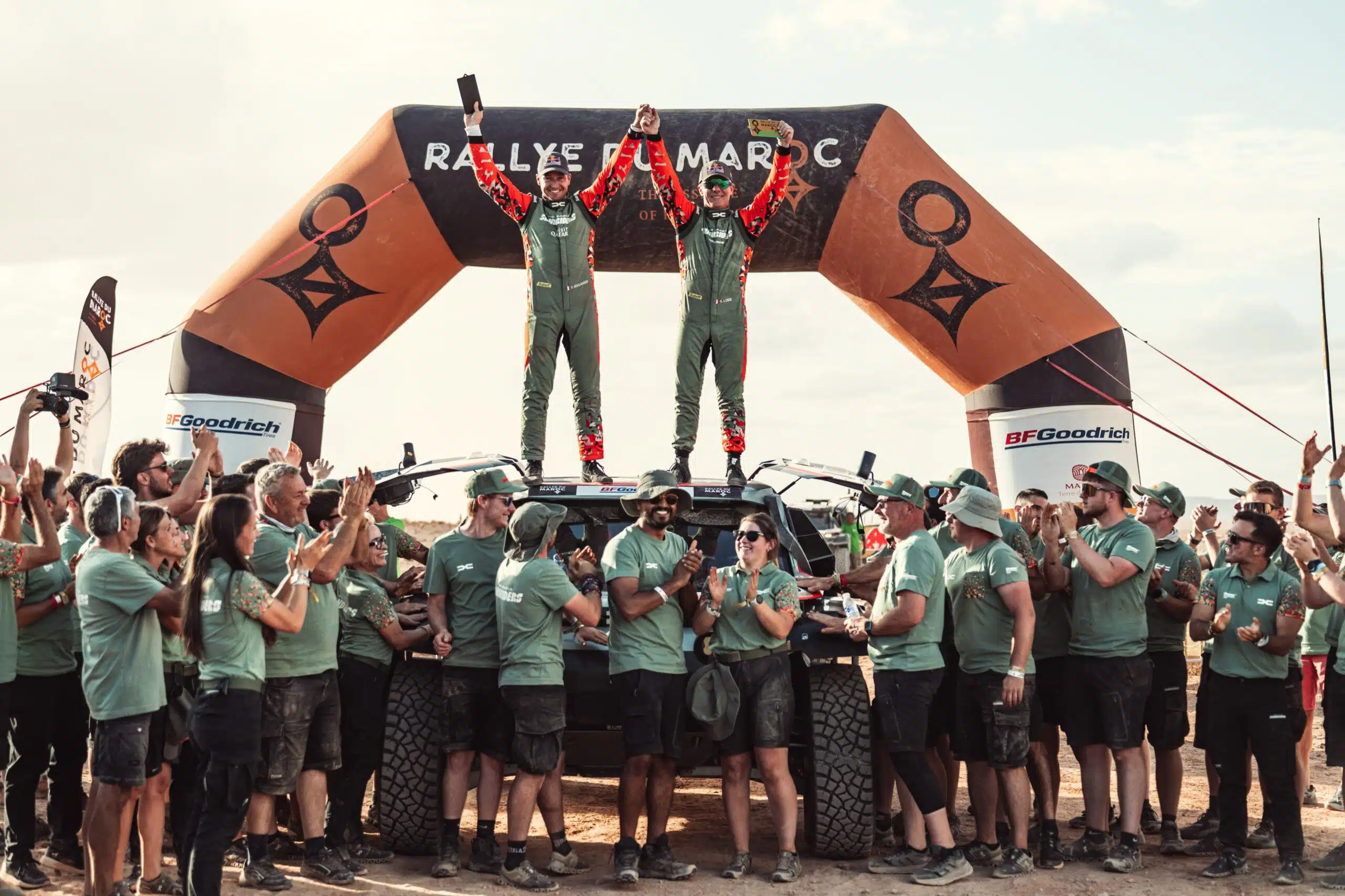 Lire la suite à propos de l’article Double succès pour les Dacia Sandriders : Sébastien Loeb s’impose au Maroc, Edouard Boulanger sacré Champion du Monde des Navigateurs