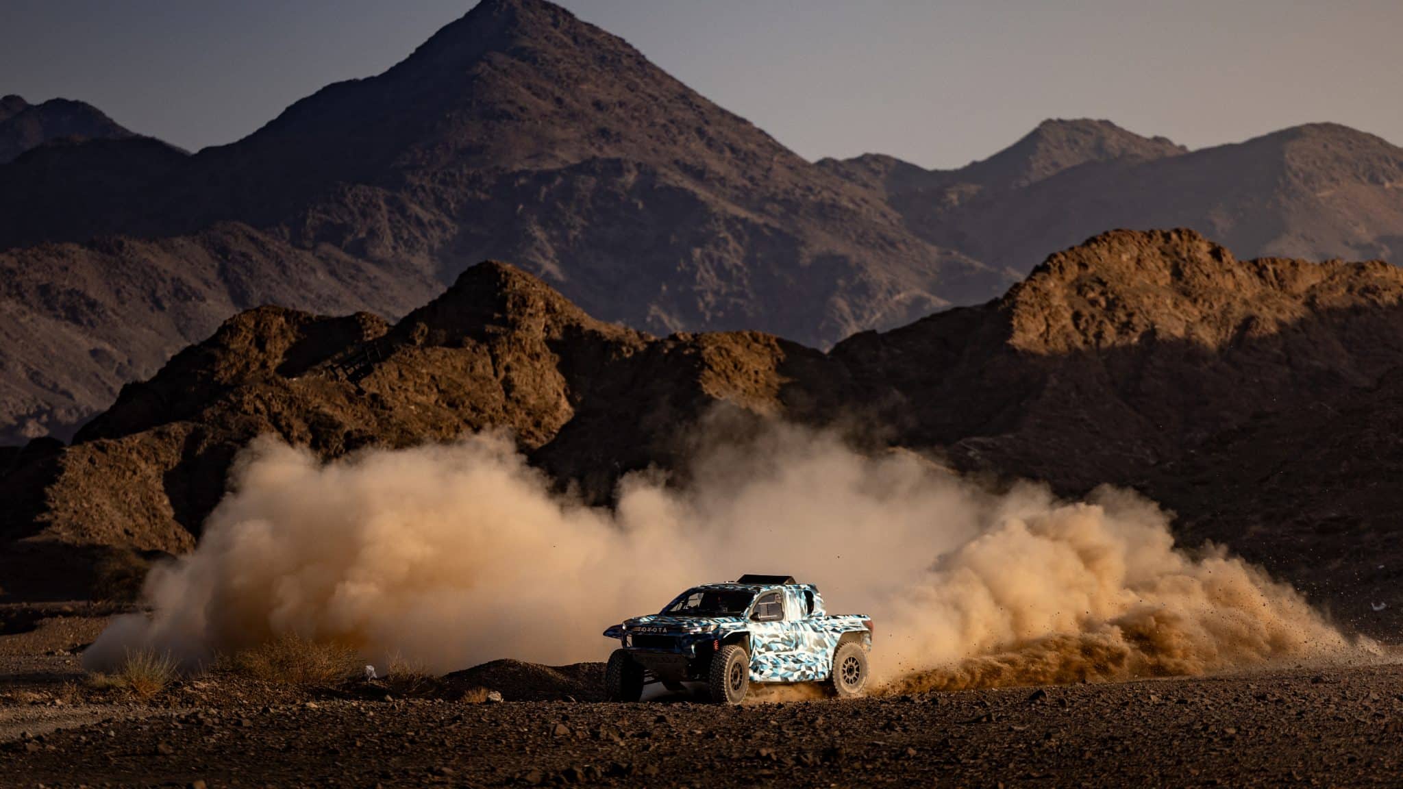 Lire la suite à propos de l’article Toyota engagera un Hilux à hydrogène au Dakar 2027