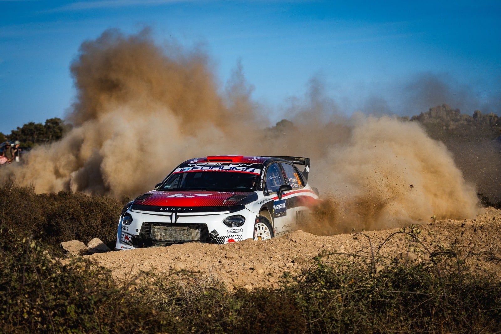 Lire la suite à propos de l’article Rallye de Sardaigne 2026 : Pablo Sarrazin brille avec la Lancia Ypsilon